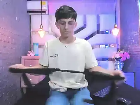 ElanGiraldo online show from April 12, 2026, 9:40 pm