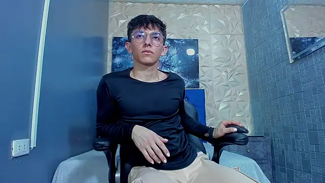 ElanGiraldo online show from May 28, 2026, 11:21 pm