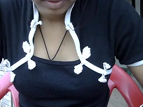 SEXY PRIYA83 online show from May 12, 2026, 1:28 pm