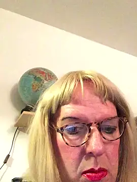 simone xdressing online show from November 8, 2025, 1:31 am