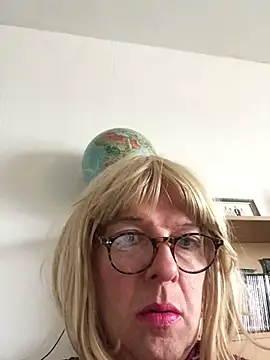 simone xdressing online show from February 12, 2025, 2:10 pm