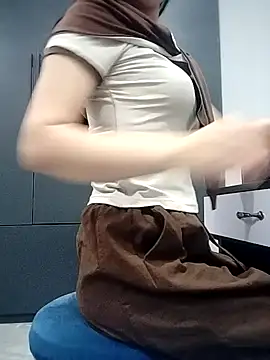   Anna    online show from December 17, 2025, 12:37 am