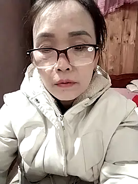 Feeling-hot online show from November 19, 2025, 6:41 pm