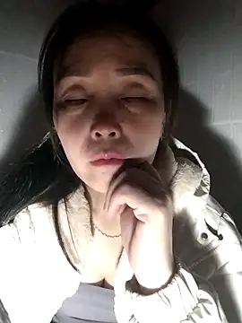 Feeling-hot online show from November 23, 2025, 9:03 pm