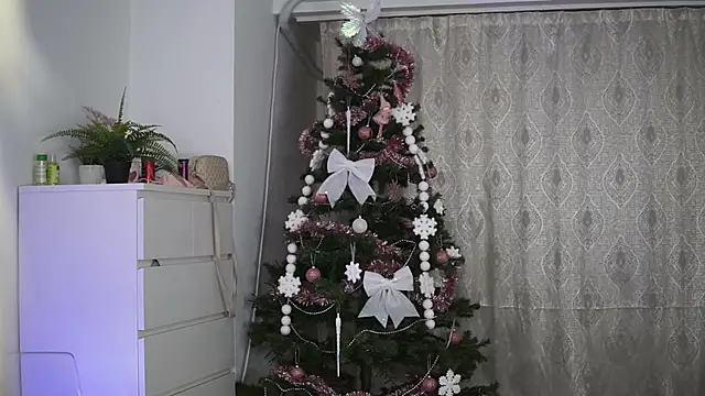 AprilHadid online show from December 3, 2025, 7:24 pm