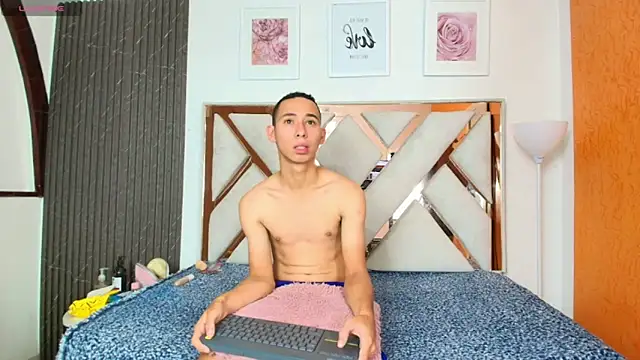 Antonella And Thiago online show from December 19, 2025, 12:29 pm