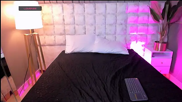 Atenea Velle online show from April 11, 2026, 1:37 pm