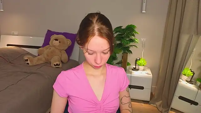 LilyPoetry  online show from December 15, 2025, 11:27 am