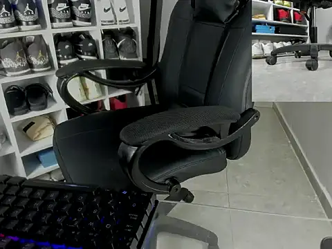 Snapshot of master_leather chatting on January 8, 2026, 1:55 am master leather online show from January 8, 2026, 1:55 am