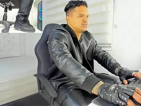 Snapshot of master_leather chatting on December 19, 2025, 11:07 pm master leather online show from December 19, 2025, 11:07 pm