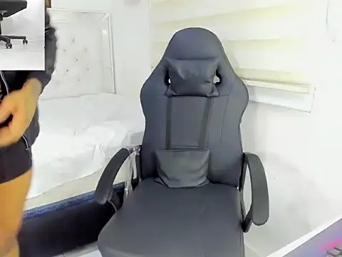 Snapshot of master_leather chatting on December 3, 2025, 6:51 pm master leather online show from December 3, 2025, 6:51 pm