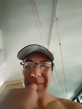 Snapshot of ianyoung18 chatting on December 13, 2025, 8:04 pm ianyoung18 online show from December 13, 2025, 8:04 pm