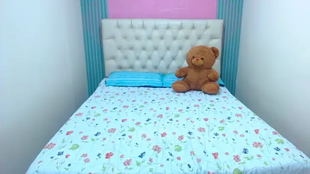 Ashley Diamont online show from November 18, 2025, 8:23 pm