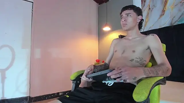 Xanderr owen2 online show from November 28, 2025, 8:31 pm