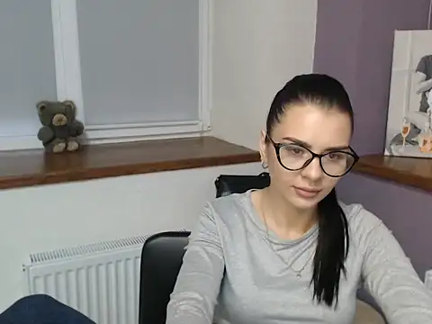 divina kira online show from November 28, 2025, 8:03 am