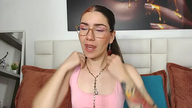 AriLumi online show from November 25, 2025, 7:47 pm