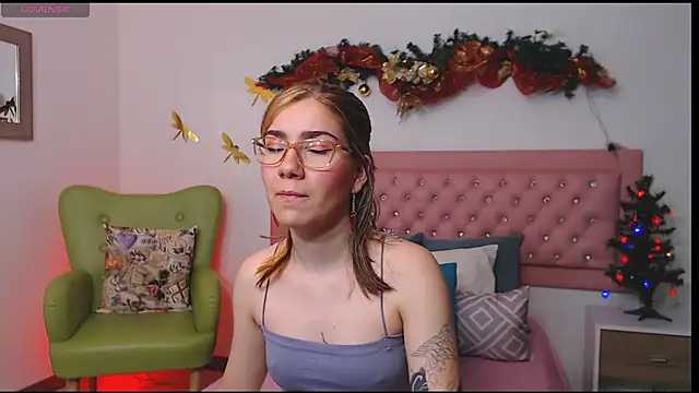 AriLumi online show from December 16, 2025, 7:40 pm