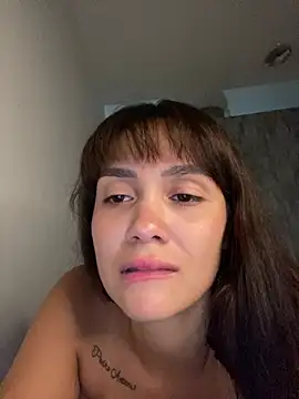 carolsapequinha online show from April 16, 2026, 9:39 pm