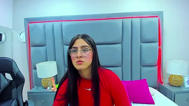 LuisaFranco online show from November 25, 2025, 3:40 am