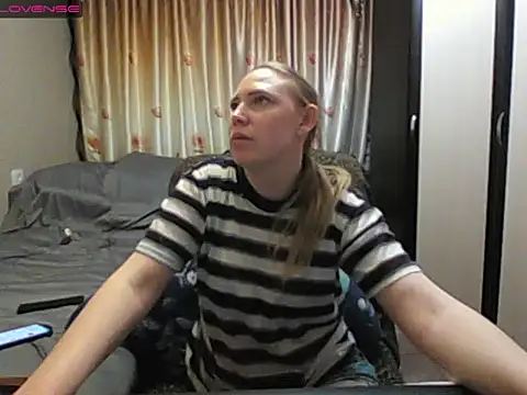 Snapshot of JenniDeep chatting on April 15, 2026, 4:11 pm JenniDeep online show from April 15, 2026, 4:11 pm