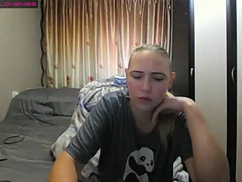 JenniDeep online show from June 9, 2026, 7:42 am
