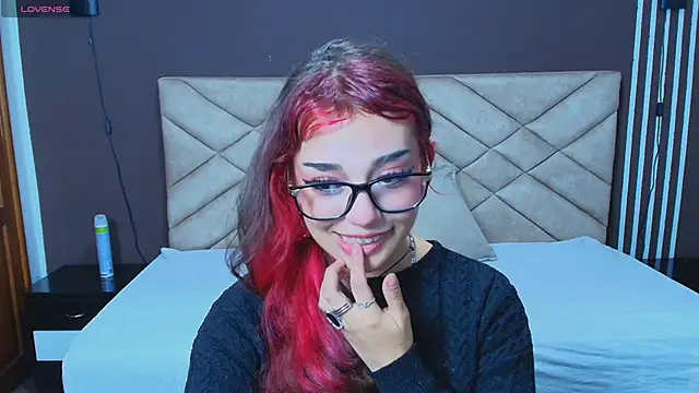 Laracooper  online show from November 17, 2025, 6:01 pm