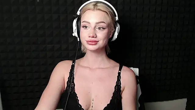 RealLinaaa online show from November 12, 2025, 9:07 pm