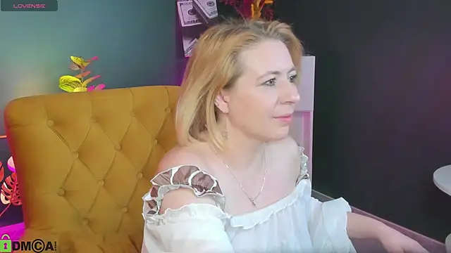 miss lisaaa online show from December 2, 2025, 2:23 am