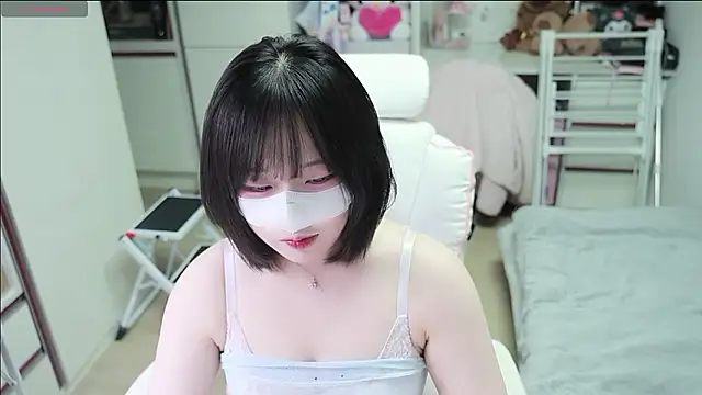 kimhyeona2005 online show from April 24, 2026, 11:12 am