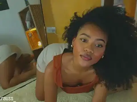 Snapshot of vanestraus chatting on November 17, 2025, 9:08 pm vanestraus online show from November 17, 2025, 9:08 pm