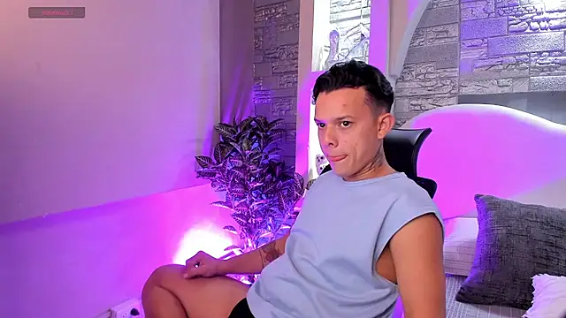 Snapshot of Valentino_moretti chatting on November 18, 2025, 12:30 pm Valentino moretti online show from November 18, 2025, 12:30 pm