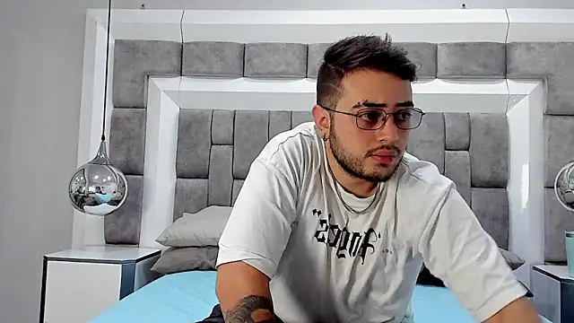 Ethan Greys online show from November 25, 2025, 4:02 am