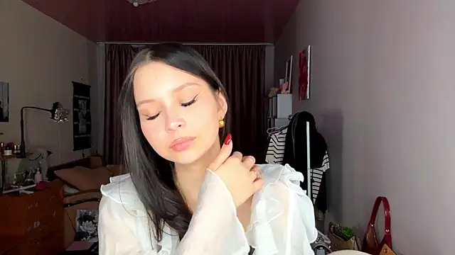 EmmaJonse online show from November 18, 2025, 12:30 pm