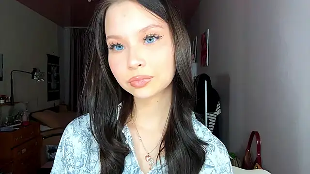 EmmaJonse online show from November 17, 2025, 11:03 am