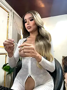 Snapshot of _SandraHornball_ chatting on November 16, 2025, 12:59 am SandraHornball online show from November 16, 2025, 12:59 am