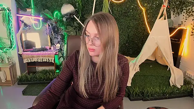 SandraLindsey online show from November 14, 2025, 3:26 pm