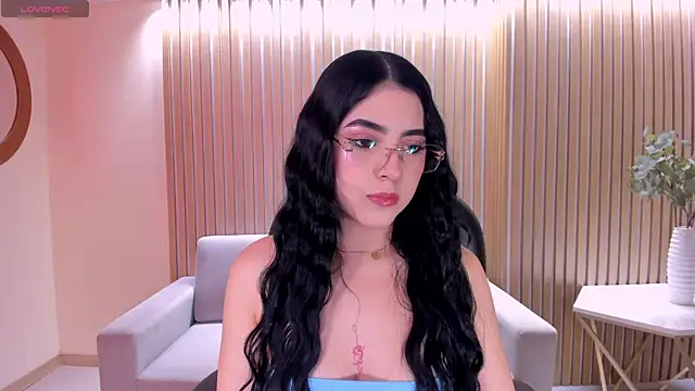 HaileyRoss  online show from July 26, 2026, 11:33 pm