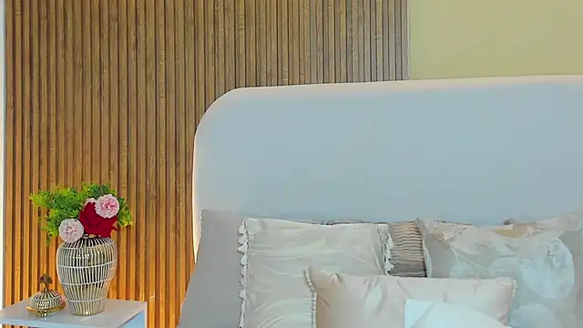 Snapshot of LondraBlush chatting on April 14, 2026, 1:05 pm LondraBlush online show from April 14, 2026, 1:05 pm