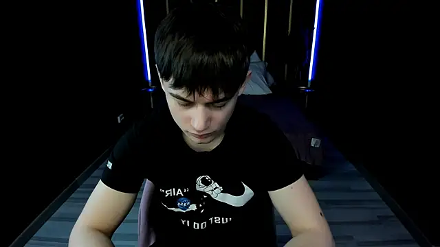 AlejandroEllias online show from April 5, 2026, 1:01 am