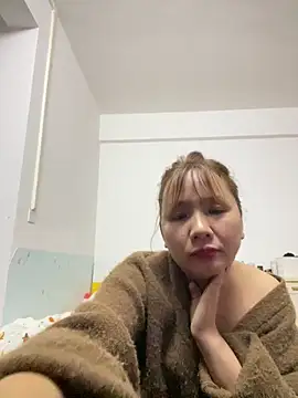 yiyi0316 online show from December 4, 2025, 2:27 pm