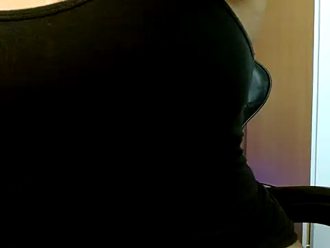 DiivaMarii online show from November 17, 2025, 1:37 pm