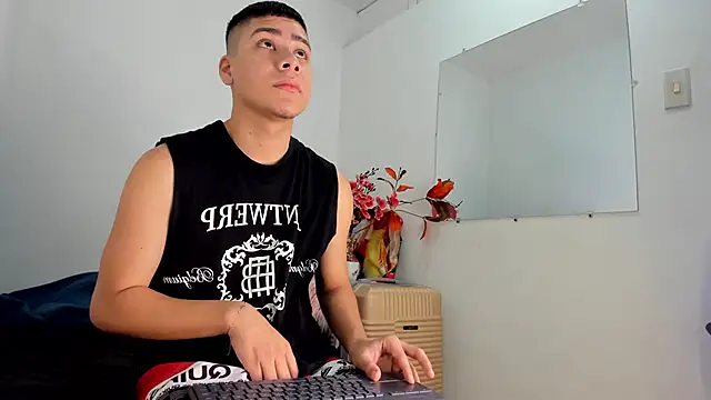 Lucastorrez01 online show from December 20, 2025, 9:39 pm