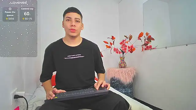 Lucastorrez01 online show from November 21, 2025, 4:22 am