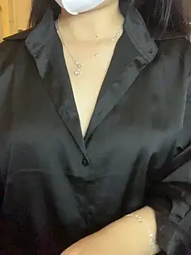 Hanni 22 online show from November 18, 2025, 3:26 pm