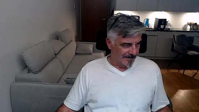 Snapshot of Buidapest chatting on February 28, 2026, 10:53 pm Buidapest online show from February 28, 2026, 10:53 pm