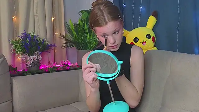 KarieBowery online show from December 4, 2025, 7:57 pm