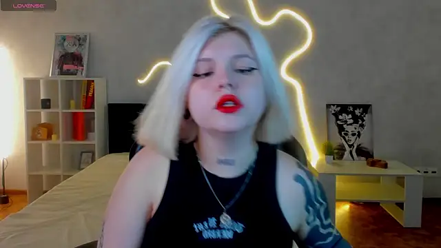 Snapshot of shadow__purrr chatting on November 18, 2025, 1:21 am shadow purrr online show from November 18, 2025, 1:21 am