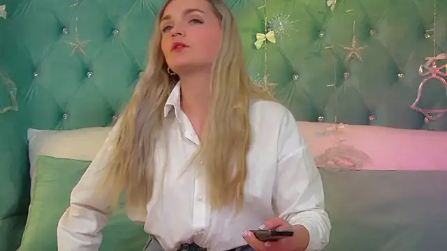 AnnyRaii online show from December 2, 2025, 6:26 am