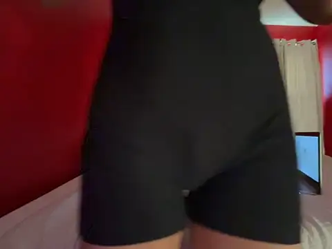 reinaass online show from May 25, 2026, 1:32 pm