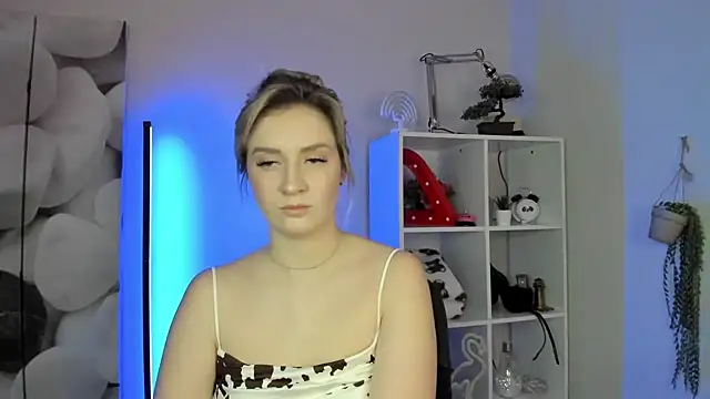 Snapshot of AlisaCam24 chatting on November 20, 2025, 8:15 am AlisaCam24 online show from November 20, 2025, 8:15 am